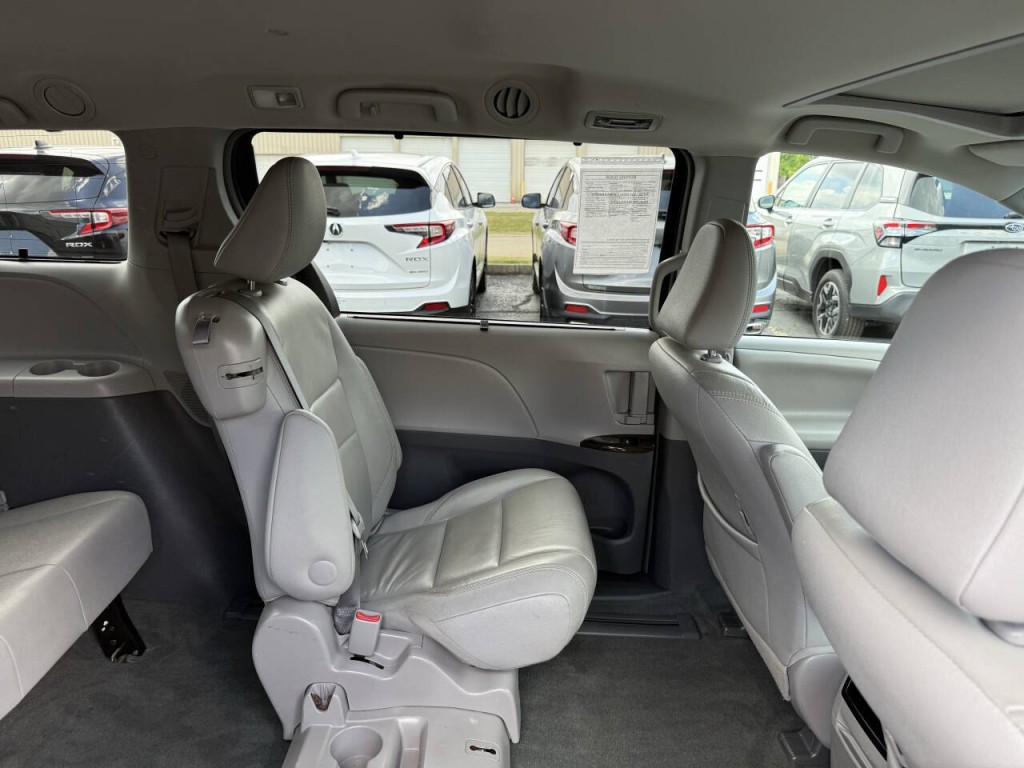 2016 Toyota Sienna Image 23