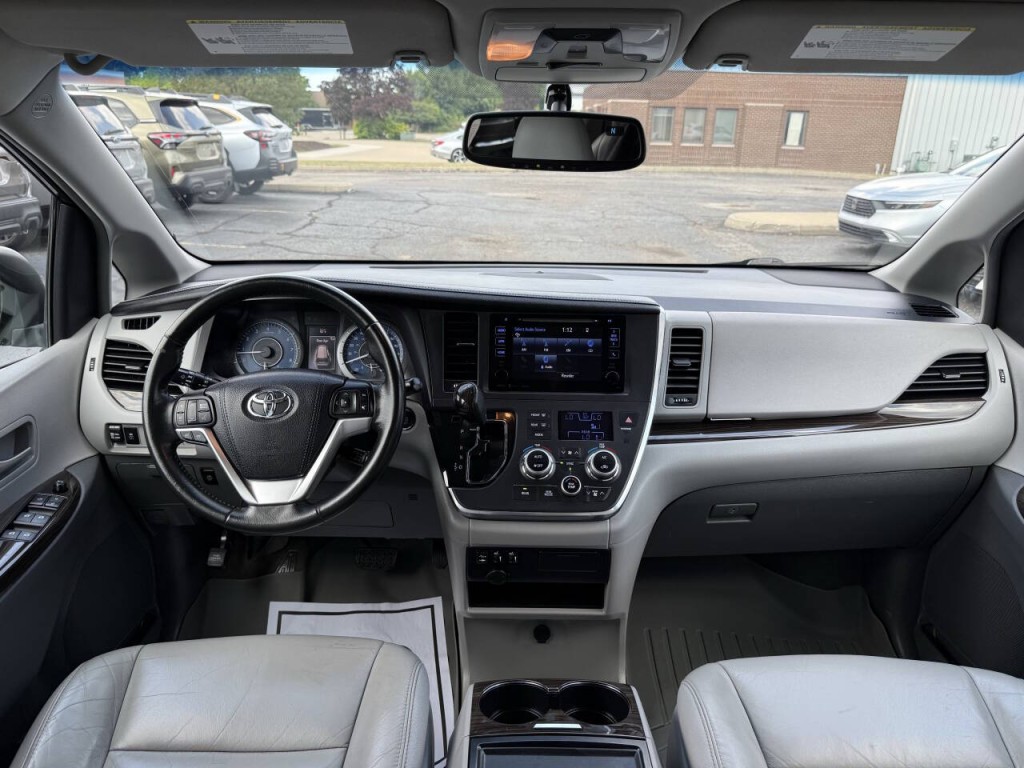 2016 Toyota Sienna Image 24