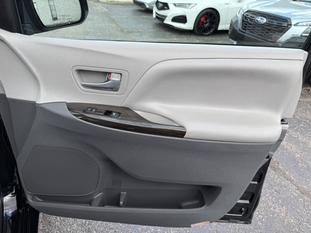 2016 Toyota Sienna Image 25