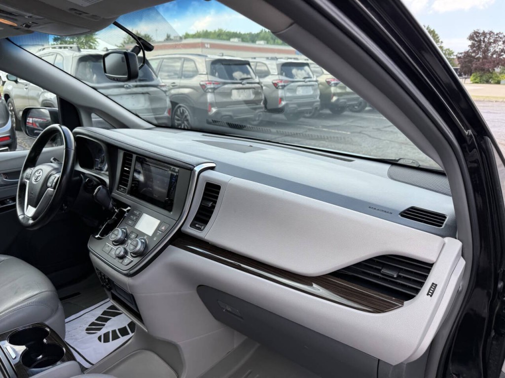 2016 Toyota Sienna Image 26