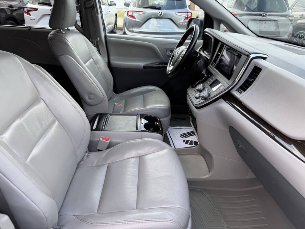 2016 Toyota Sienna Image 27