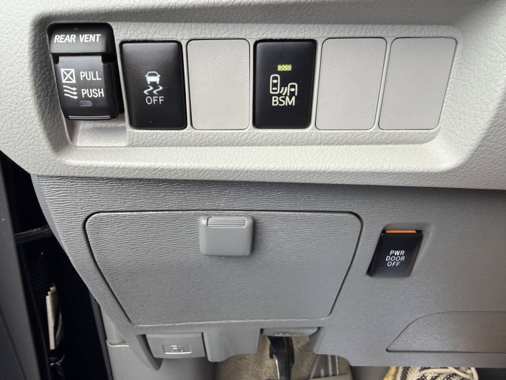 2016 Toyota Sienna Image 29