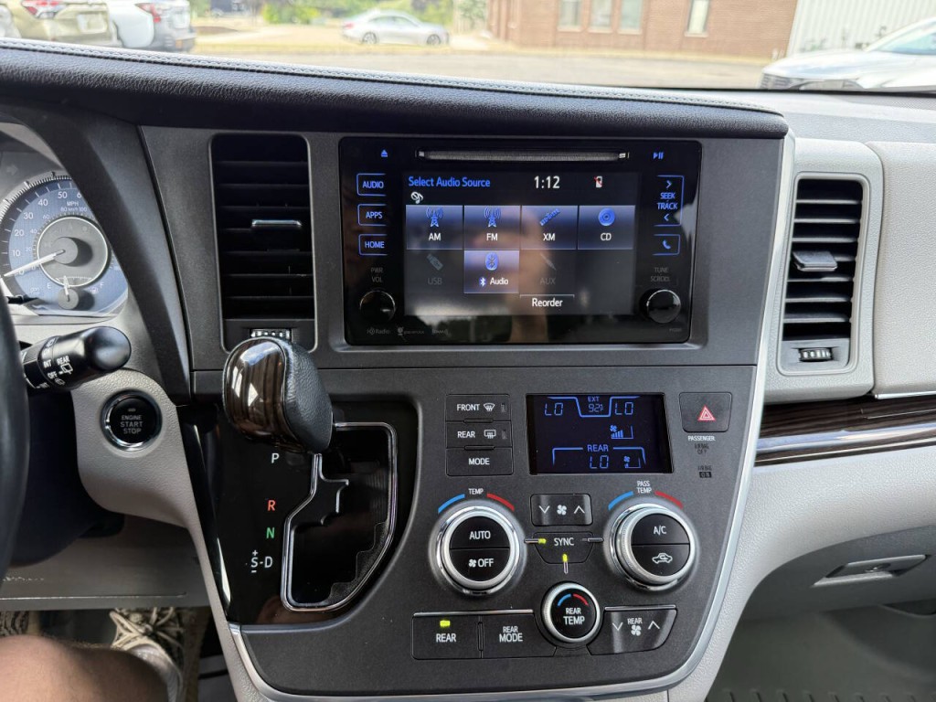 2016 Toyota Sienna Image 33