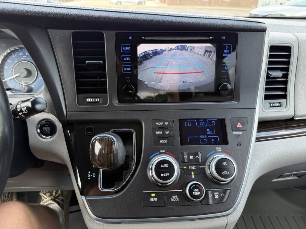 2016 Toyota Sienna Image 34