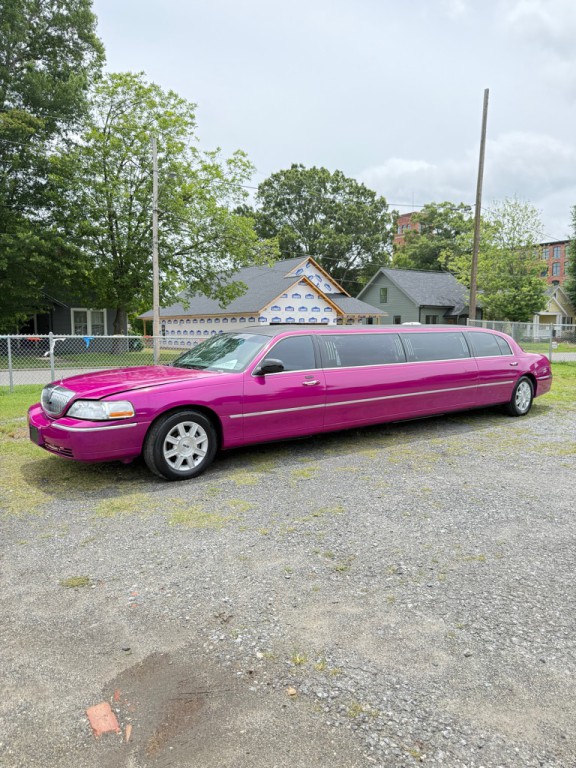 2011 Lincoln Town Car Image 1