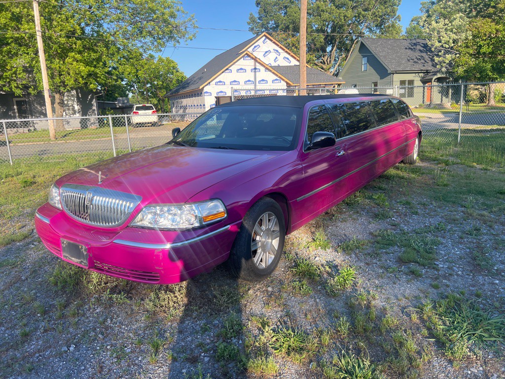 2011 Lincoln Town Car Image 2