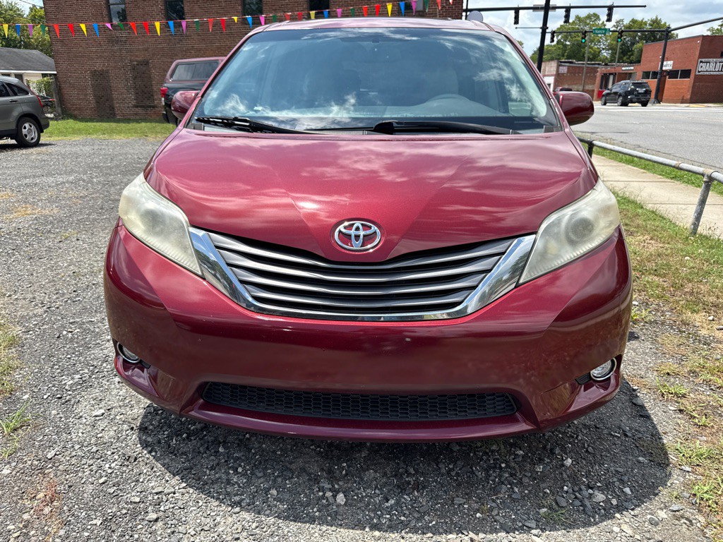 2011 Toyota Sienna Image 2