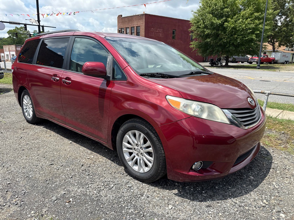 2011 Toyota Sienna Image 3
