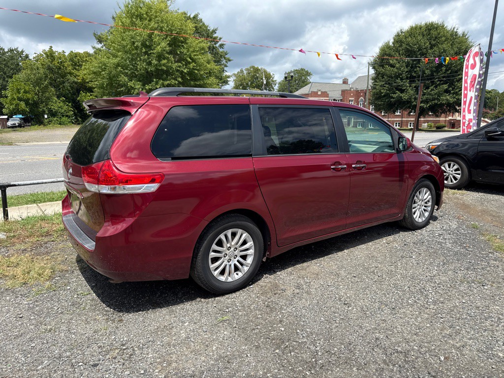2011 Toyota Sienna Image 4