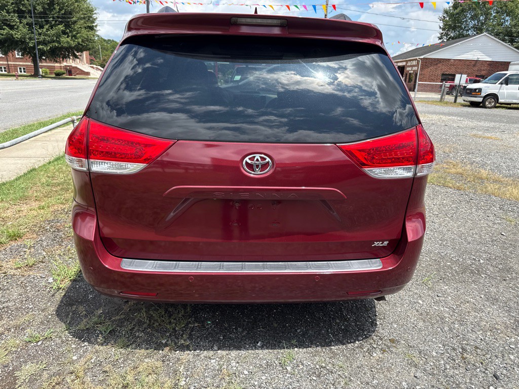2011 Toyota Sienna Image 5