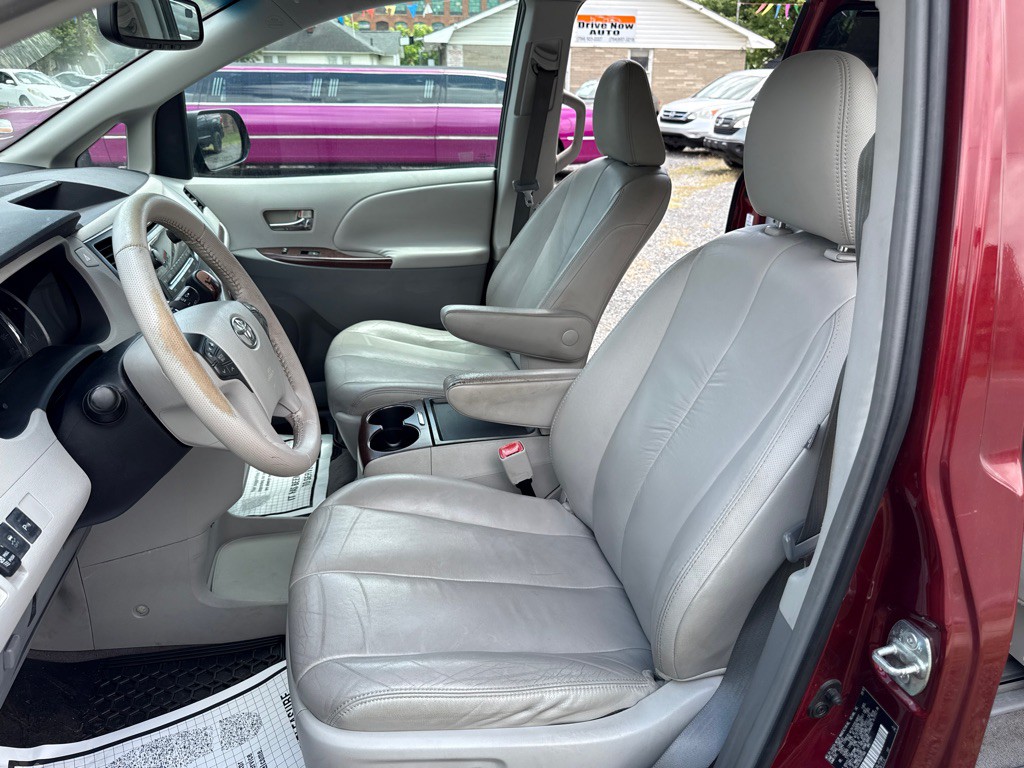2011 Toyota Sienna Image 7