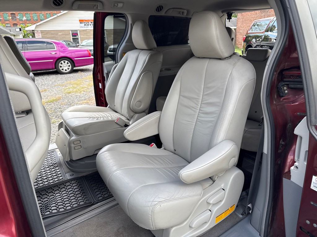 2011 Toyota Sienna Image 8