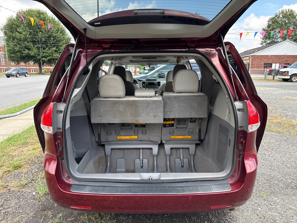 2011 Toyota Sienna Image 9