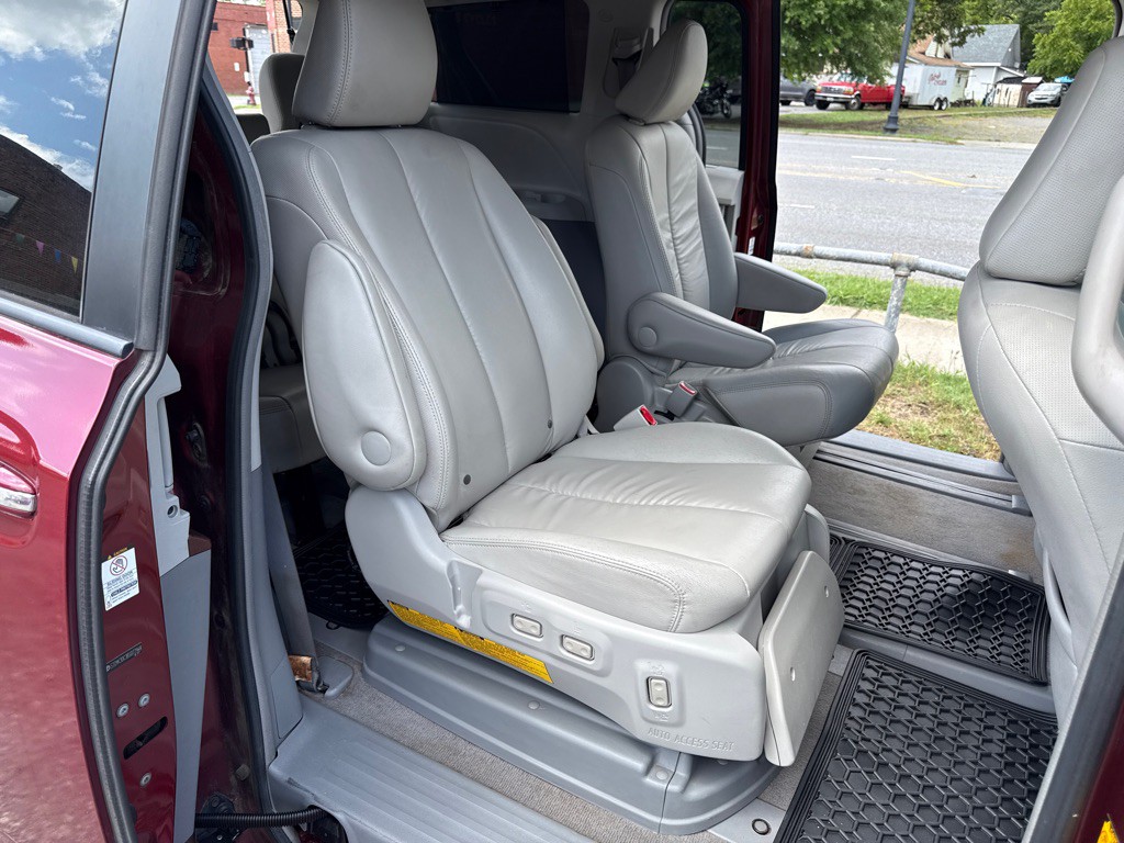 2011 Toyota Sienna Image 10