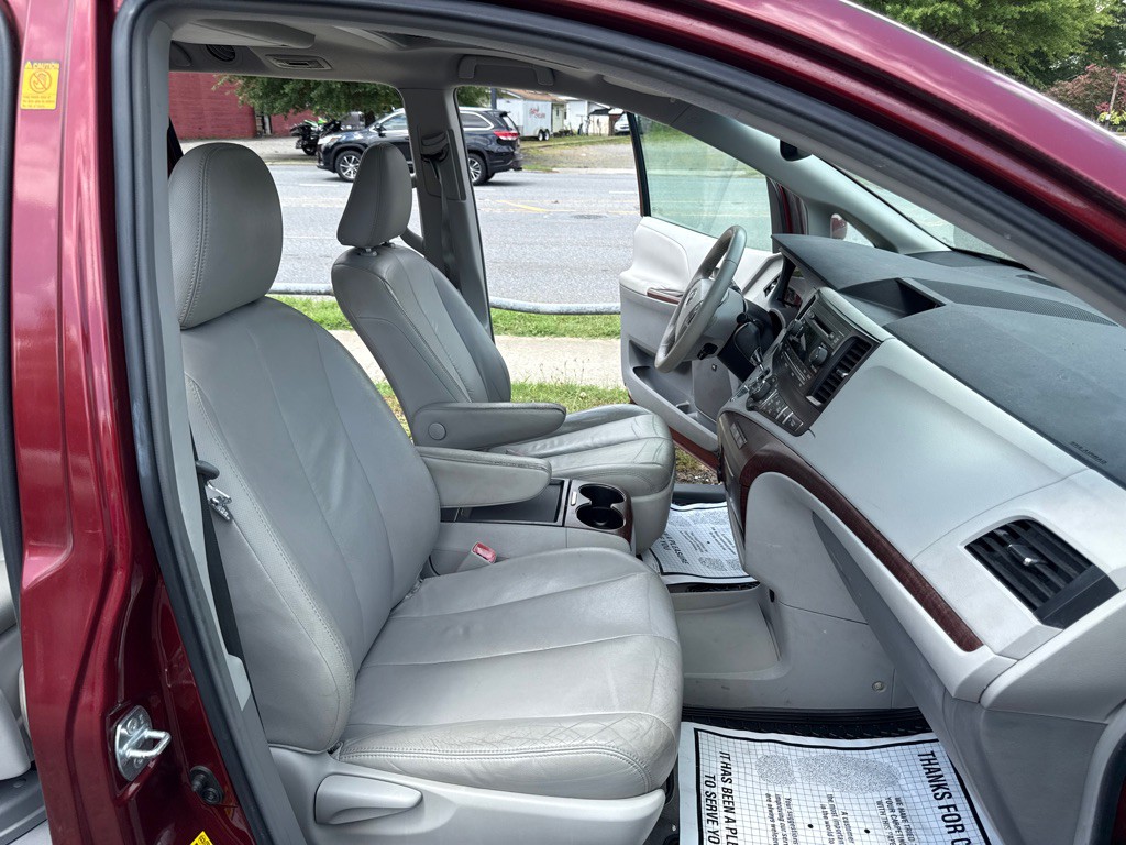 2011 Toyota Sienna Image 12