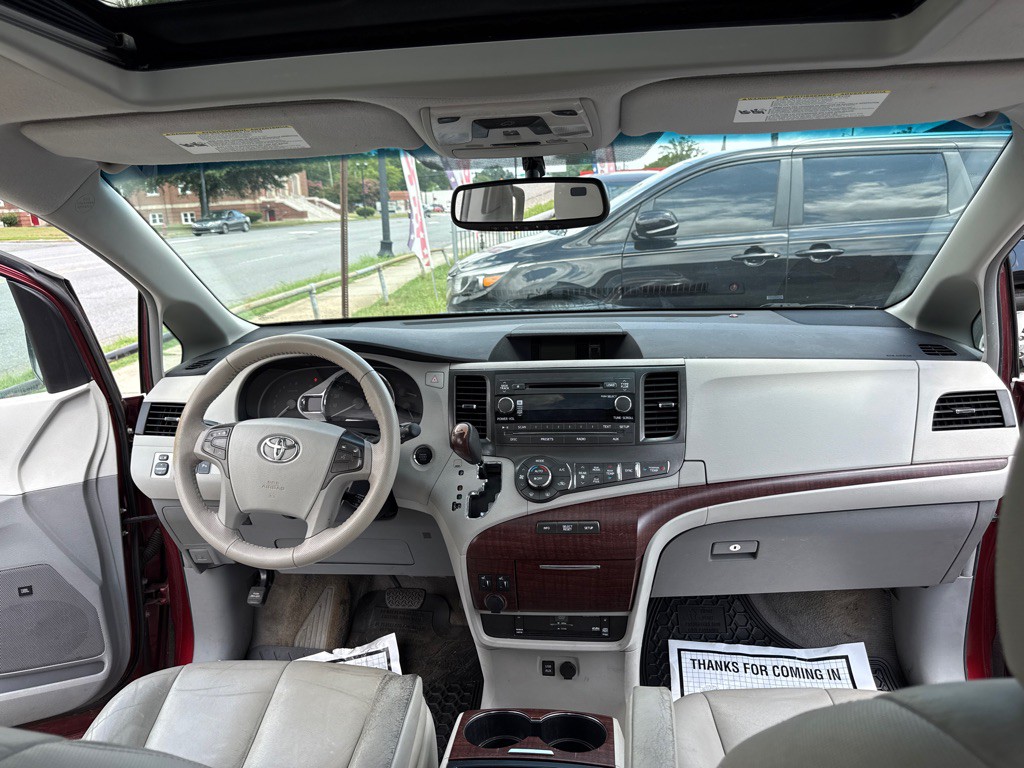 2011 Toyota Sienna Image 13