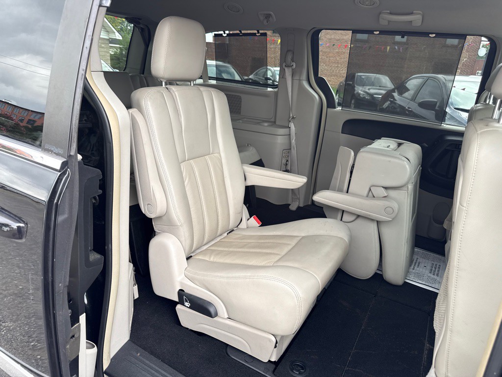 2012 Chrysler Town & Country Image 7