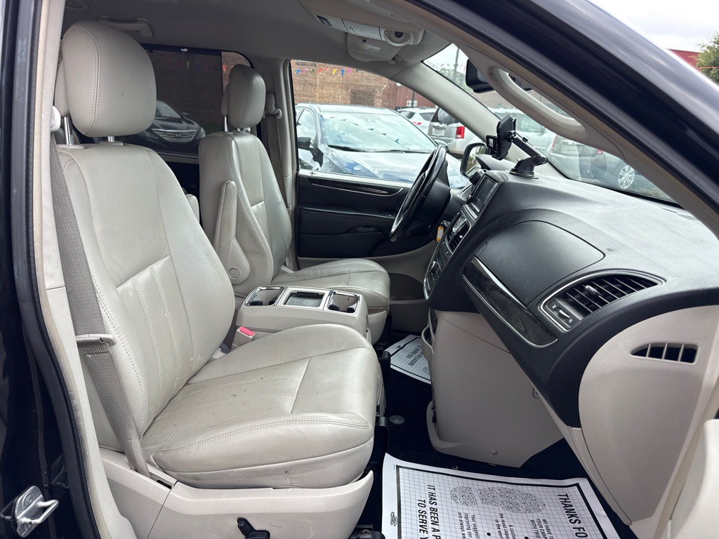 2012 Chrysler Town & Country Image 8