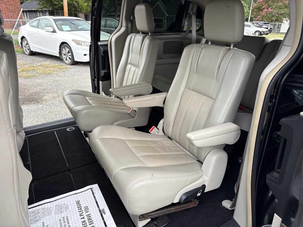 2012 Chrysler Town & Country Image 10