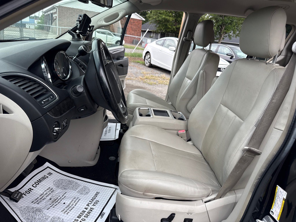 2012 Chrysler Town & Country Image 11