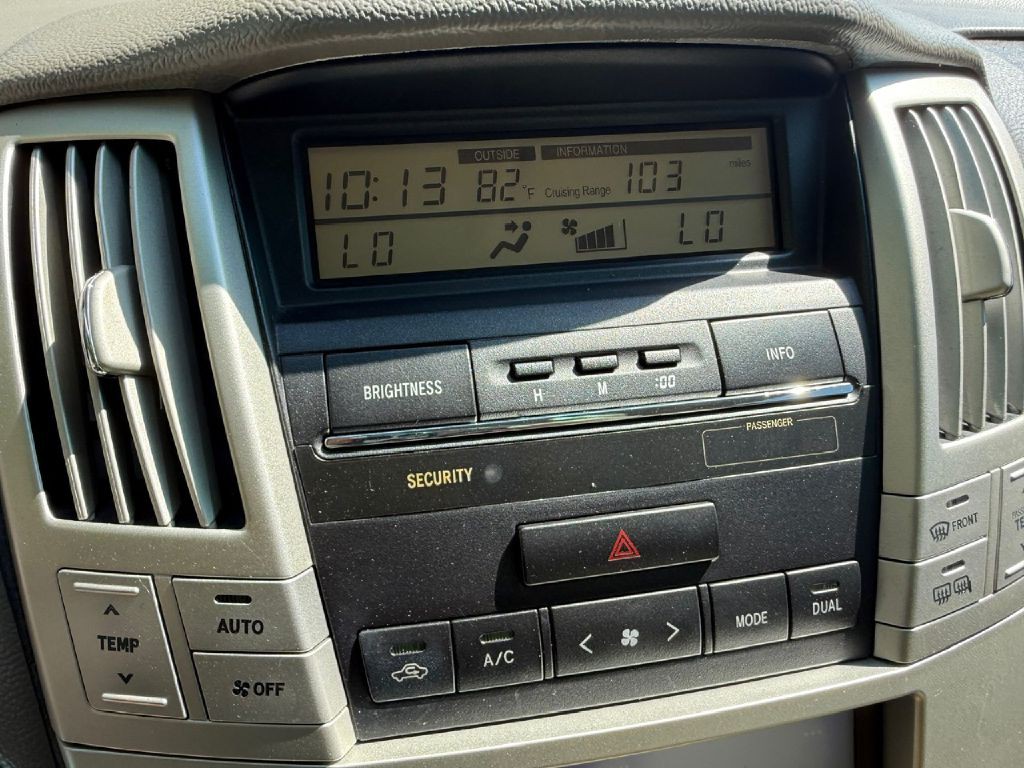 2005 Lexus RX Image 17