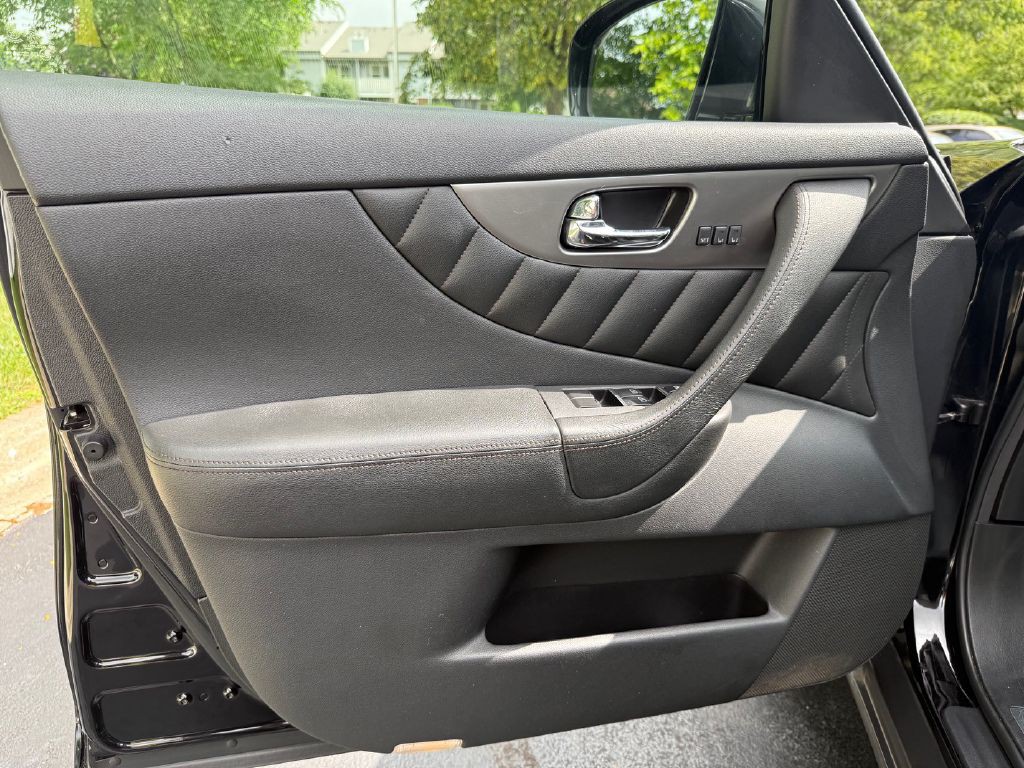 2015 INFINITI QX70 Image 37
