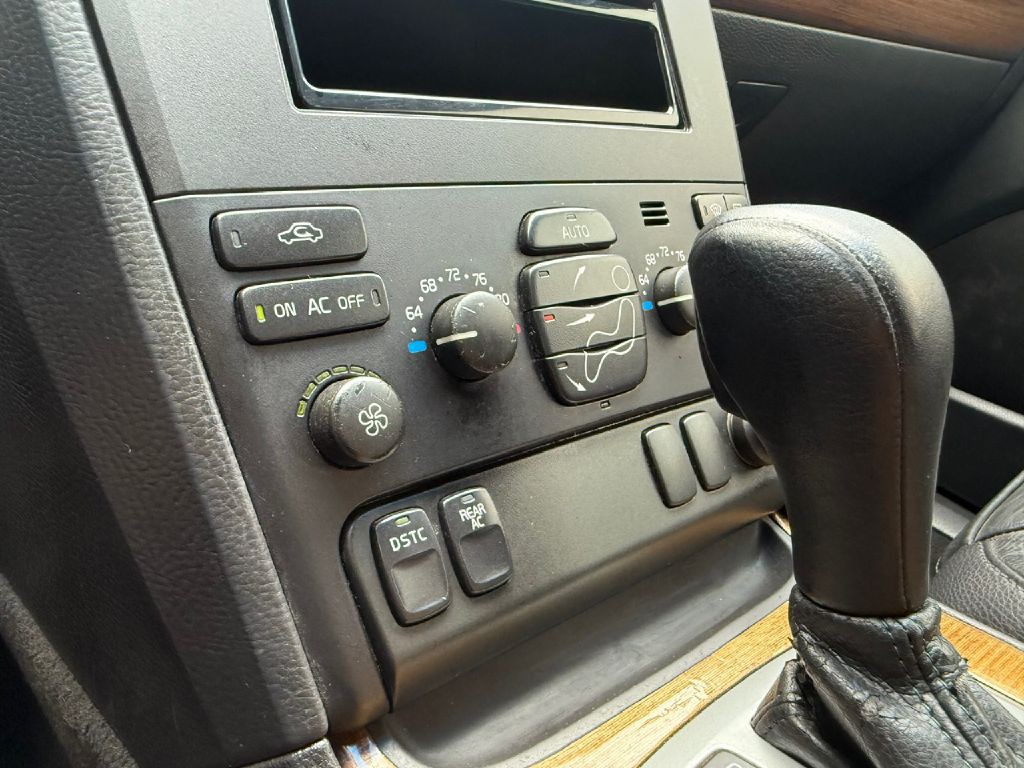 2005 Volvo XC90 Image 18