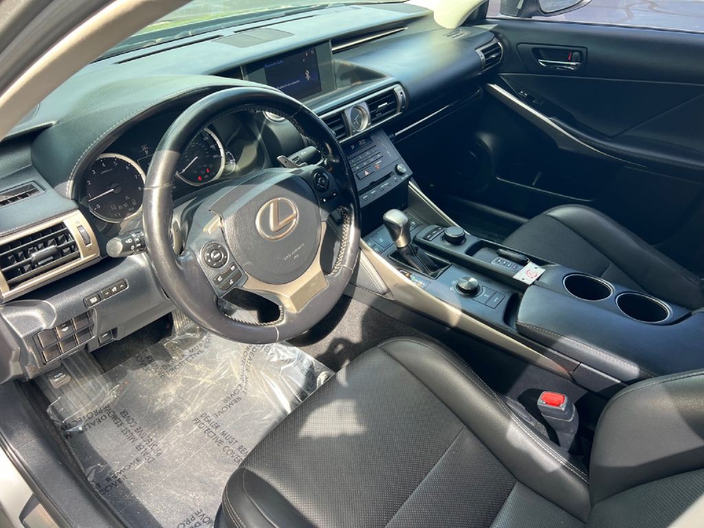 2016 Lexus IS Image 28