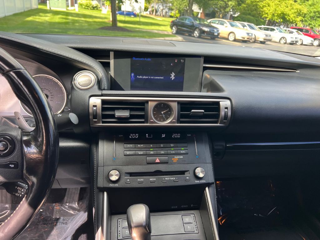 2016 Lexus IS Image 32