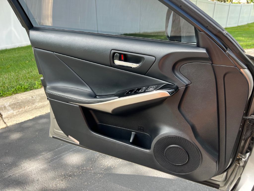 2016 Lexus IS Image 36