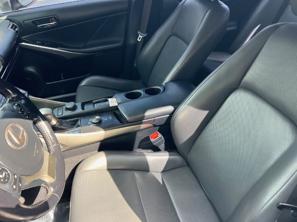 2016 Lexus IS Image 38