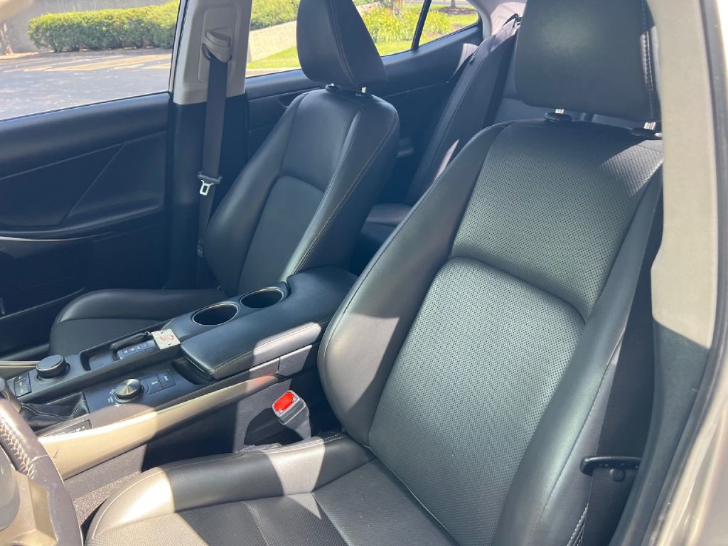 2016 Lexus IS Image 39