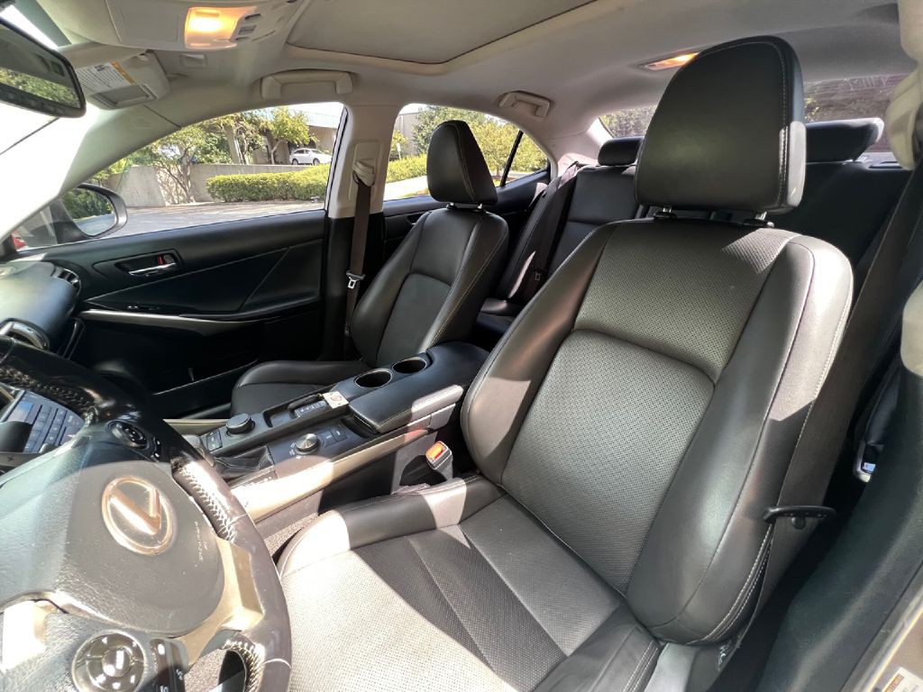 2016 Lexus IS Image 40
