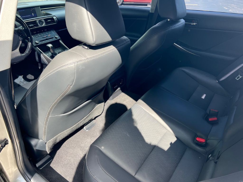 2016 Lexus IS Image 43