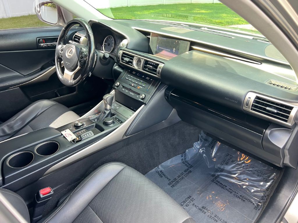 2016 Lexus IS Image 45