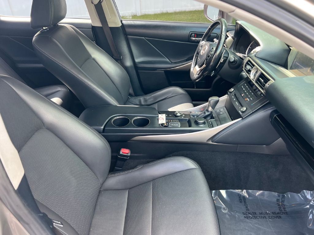 2016 Lexus IS Image 46
