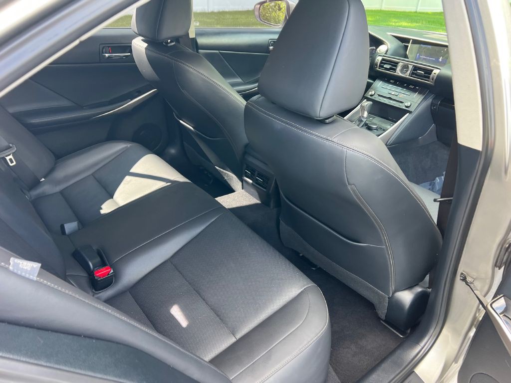2016 Lexus IS Image 48