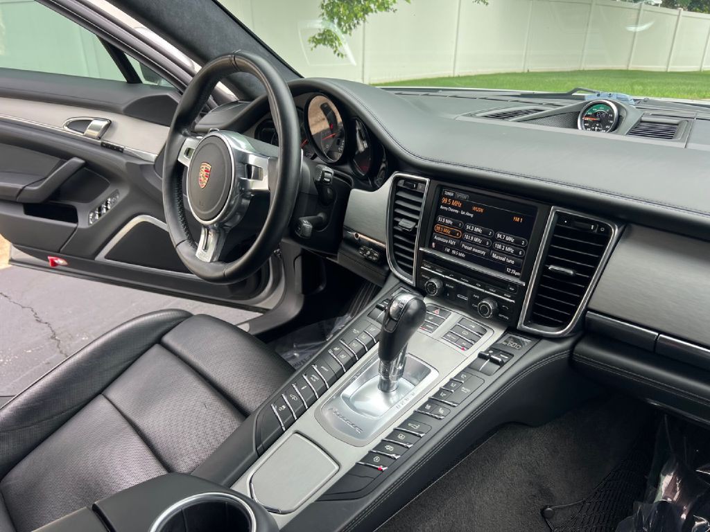 2012 Porsche Panamera Image 18