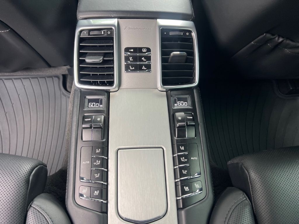 2012 Porsche Panamera Image 35