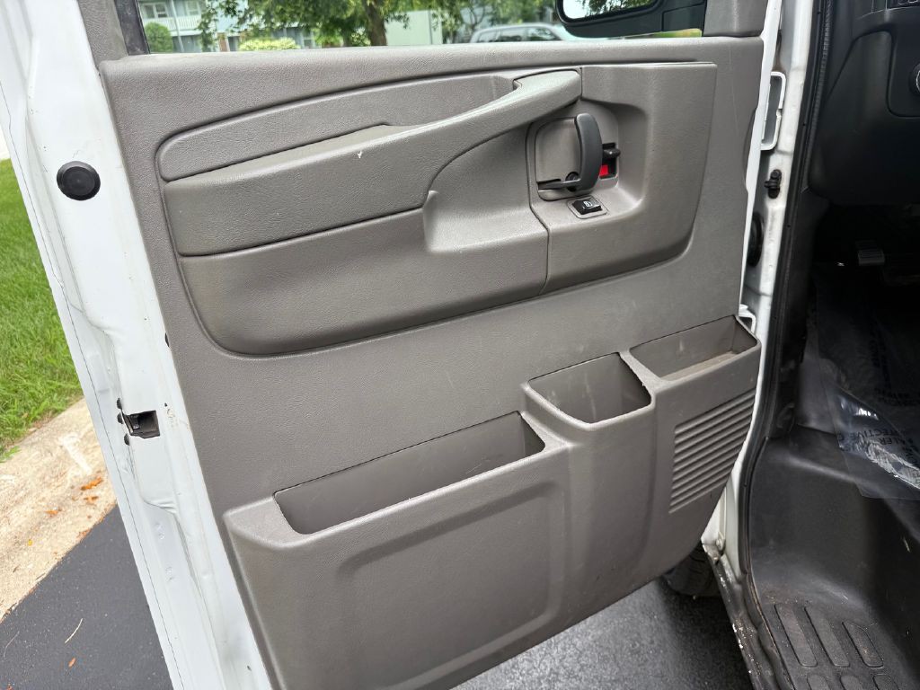 2015 Chevrolet Express Image 30