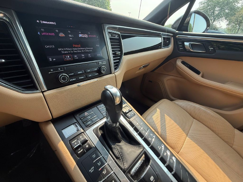 2018 Porsche Macan Image 17
