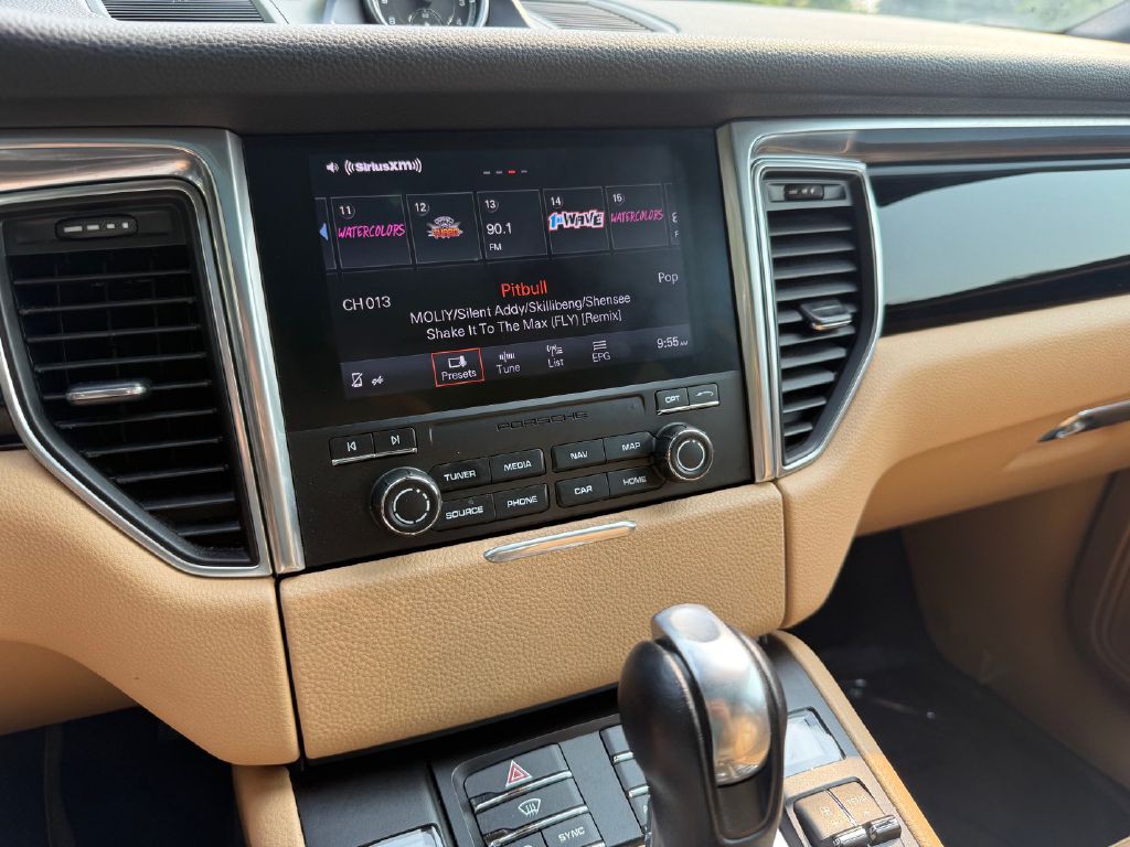 2018 Porsche Macan Image 18