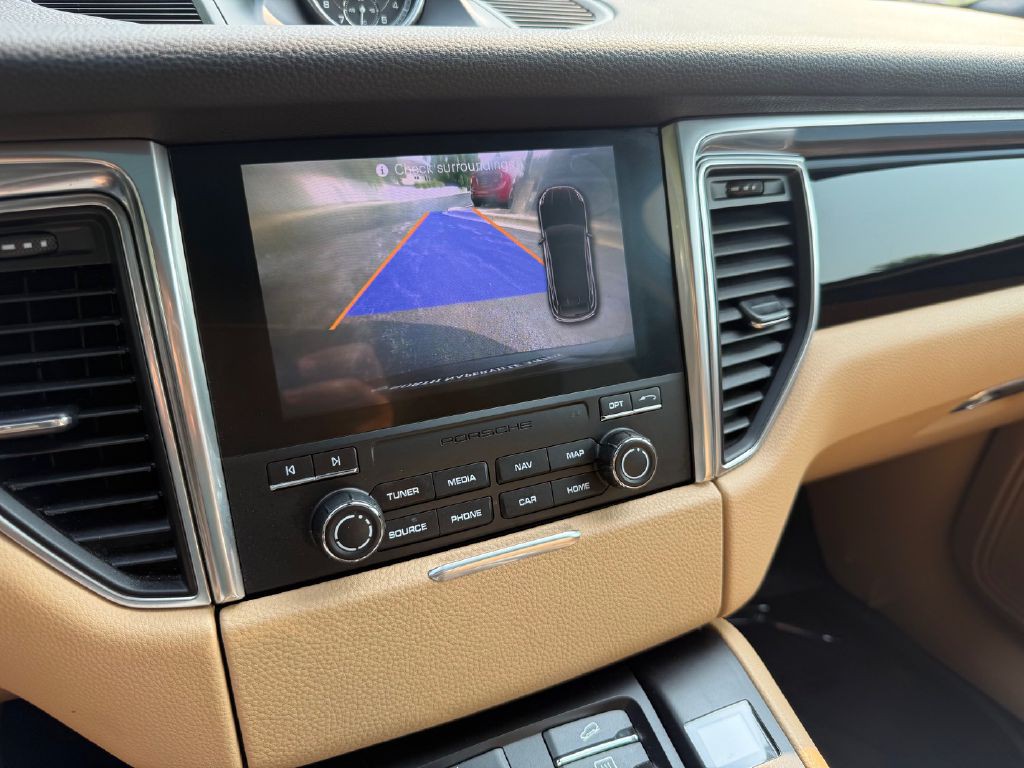 2018 Porsche Macan Image 22