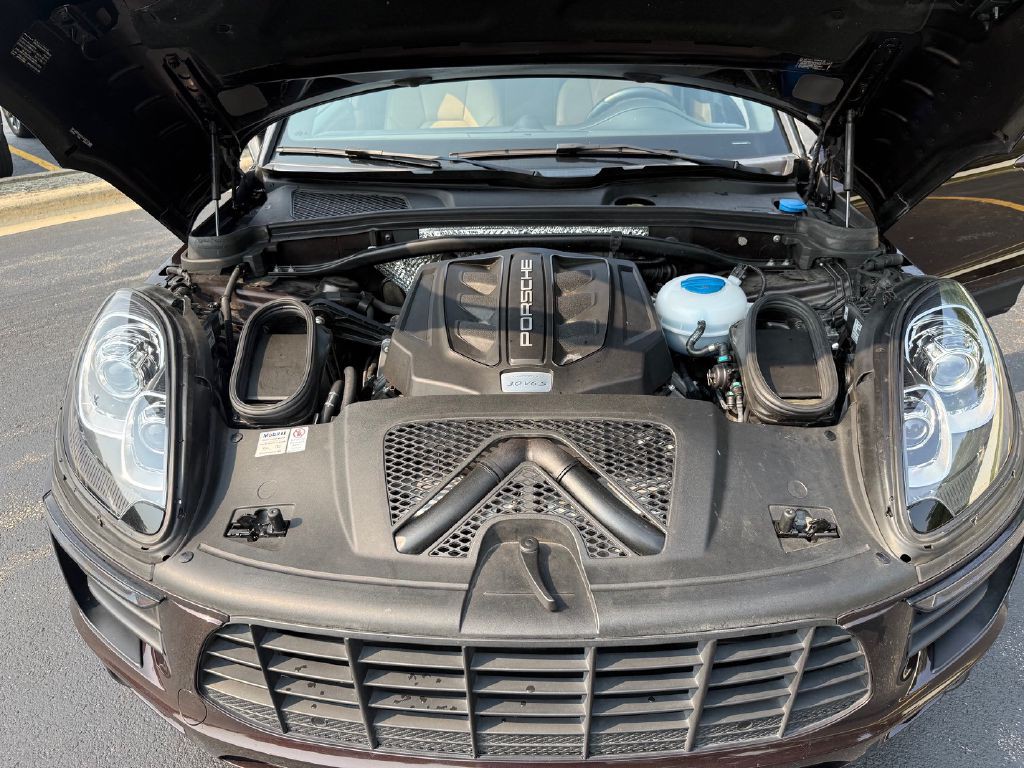 2018 Porsche Macan Image 25