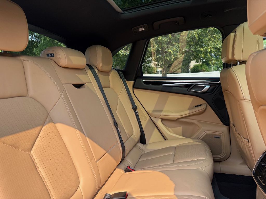 2018 Porsche Macan Image 30