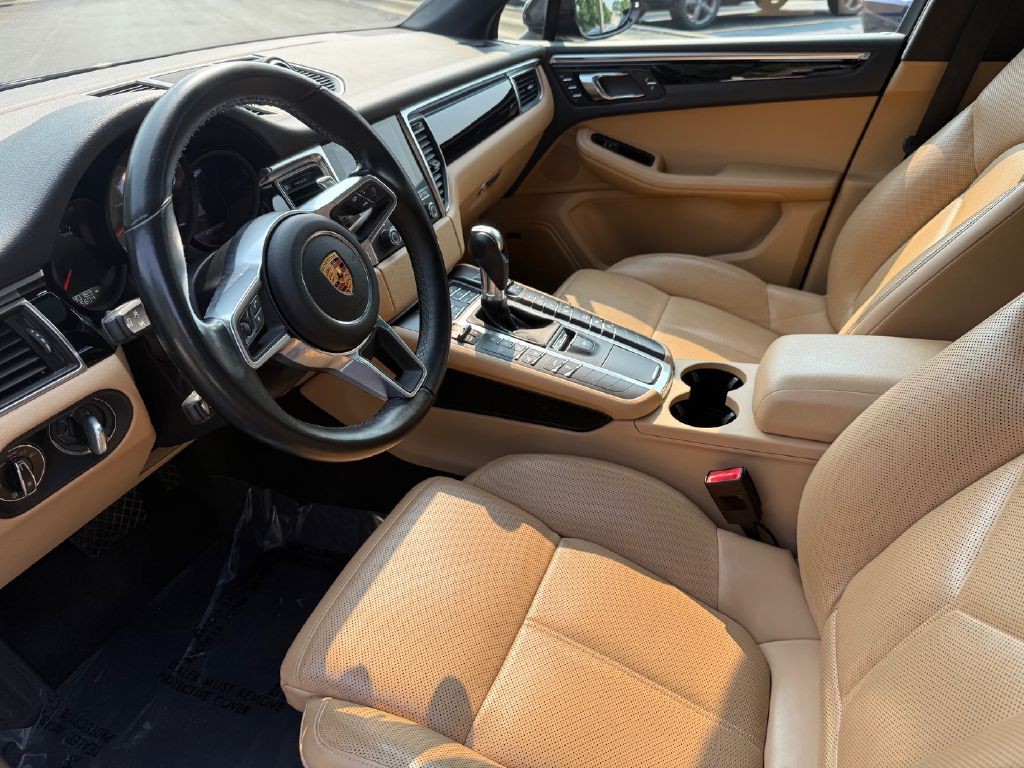2018 Porsche Macan Image 35