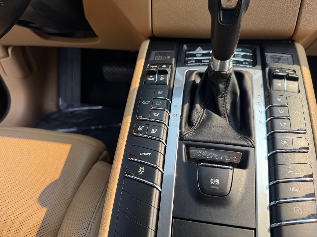 2018 Porsche Macan Image 38