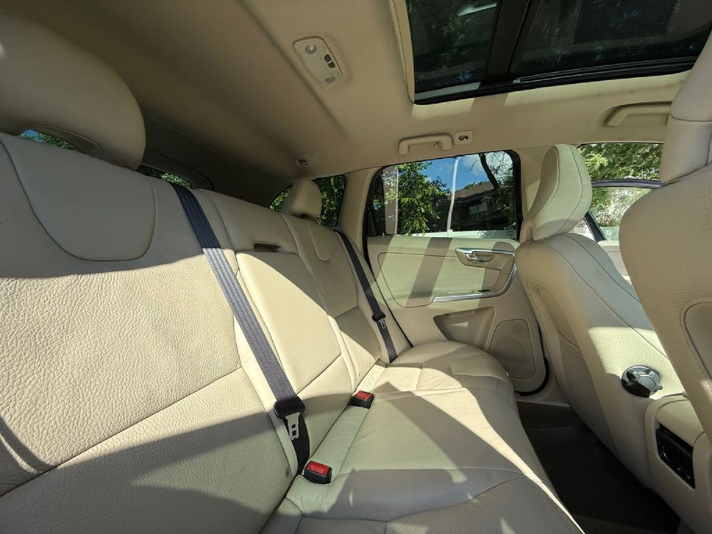 2010 Volvo XC60 Image 28