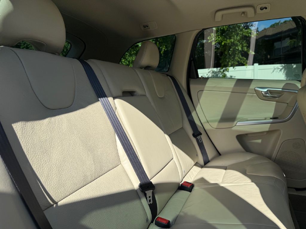 2010 Volvo XC60 Image 29