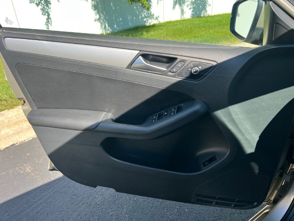 2013 Volkswagen Jetta Image 28